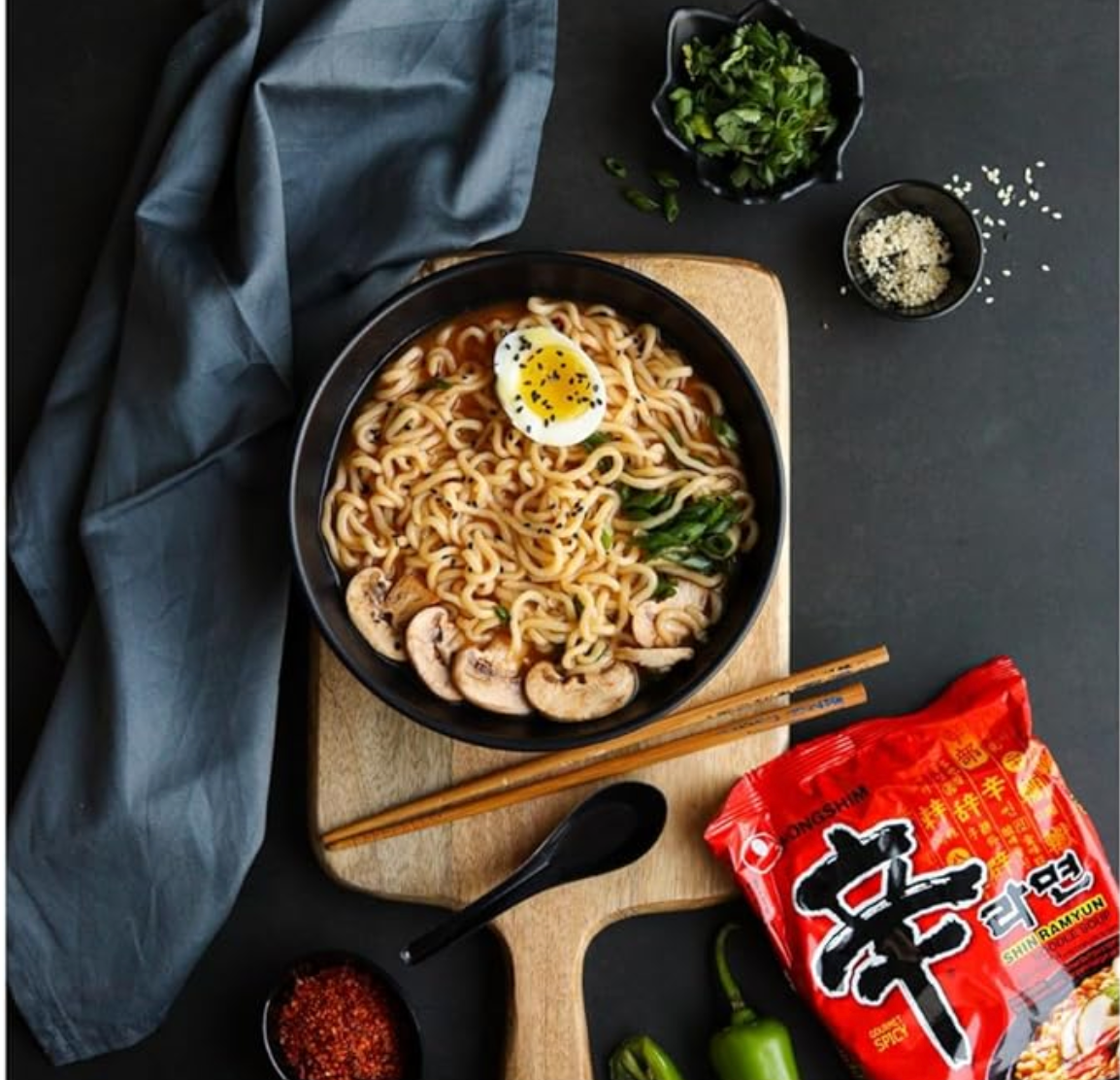 NONGSHIM Shin Ramyun مجموعة 5 عبوات 120 جرام من الفطائر الفورية 